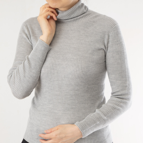 ふわふわシルクタートルネックセーター